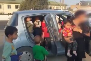 Professora que levava mais de 20 crianças em Chevrolet é parada no Uzbequistão