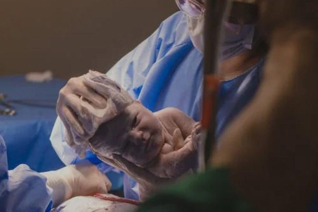 Mãe descobre que objeto cirúrgico “do tamanho de um prato” foi esquecido no seu corpo após parto