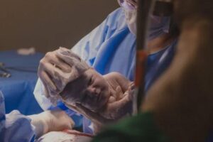 Mãe descobre que objeto cirúrgico “do tamanho de um prato” foi esquecido no seu corpo após parto