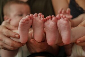 Pais de quíntuplos decidem entregar 4 bebês para a adoção para ficar apenas com o “mais bonito”