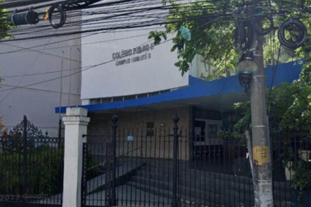 O alunos são estudantes do ensino fundamental e agrediram a professora durante a aula