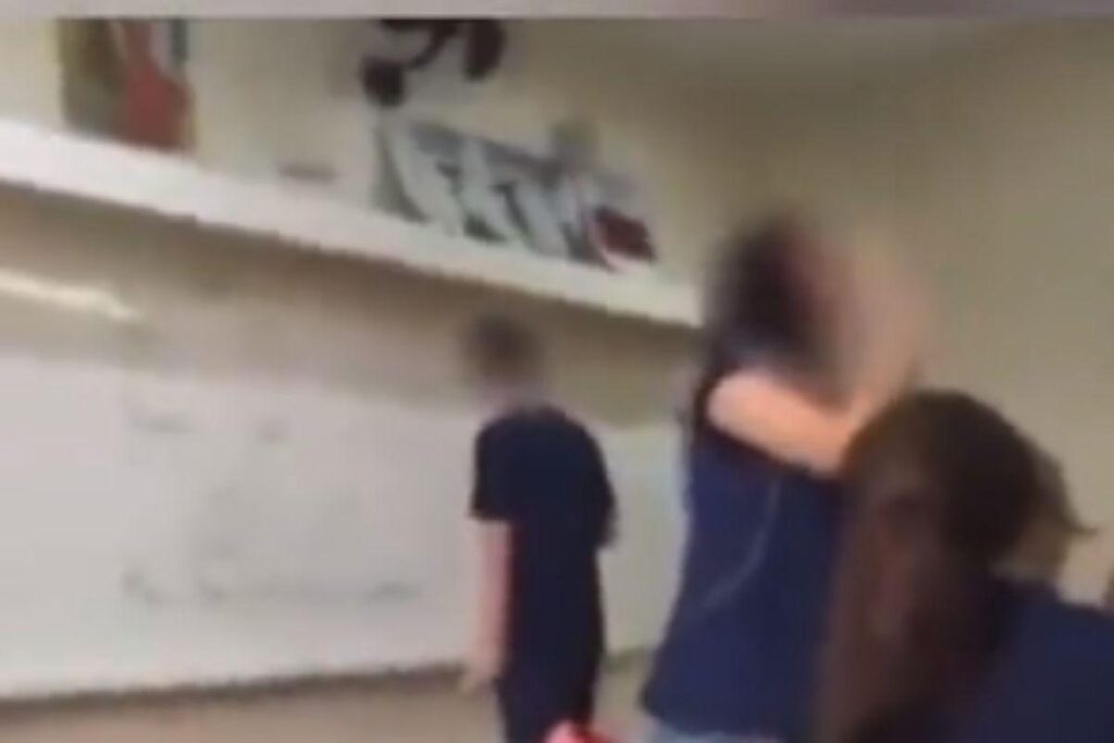 A professora dava aula para três séries de ensino fundamental