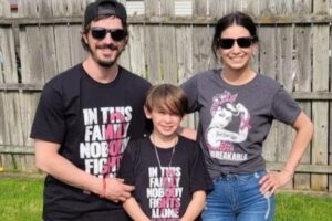 Homem dos EUA se casa com parceira horas antes de sua morte e pretende adotar seu filho