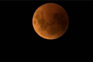 A última Superlua do ano é chamada de Superlua da Colheita por durar mais tempo no céu e possibilitar que profissionais do campo trabalhem até tarde