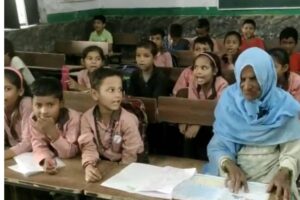 Idosa indiana de 92 anos começa a frequentar a escola para aprender a ler e escrever