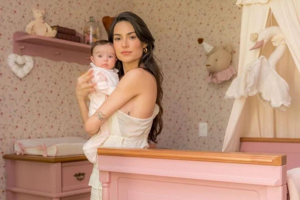 Thaila Ayala posta fotos do quarto da filha