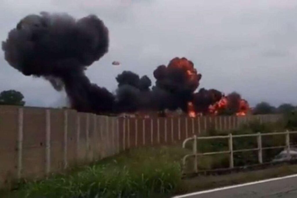 Os destroços do jato atingiram o carro