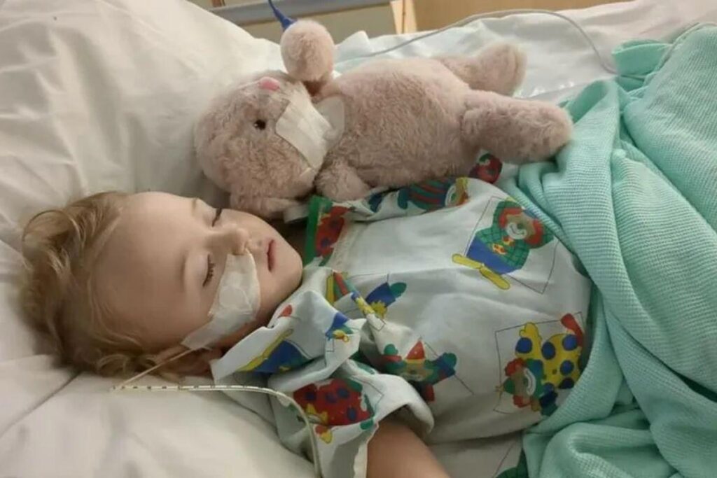 A menina teve parte do intestino retirado