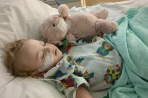 A menina teve parte do intestino retirado