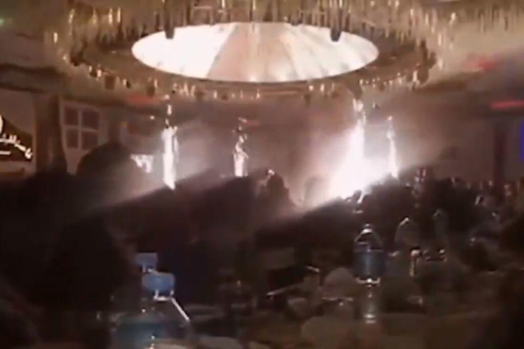 As chamas atingiram rapidamente o local