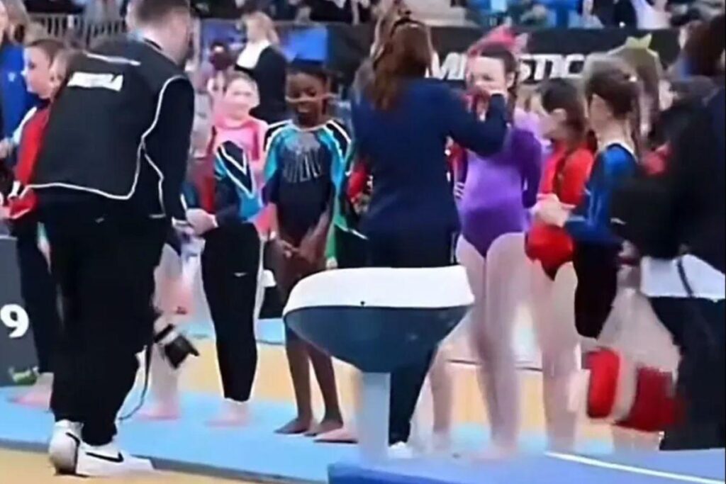 Simone Biles se pronuncia após menina negra ser ignorada em premiação