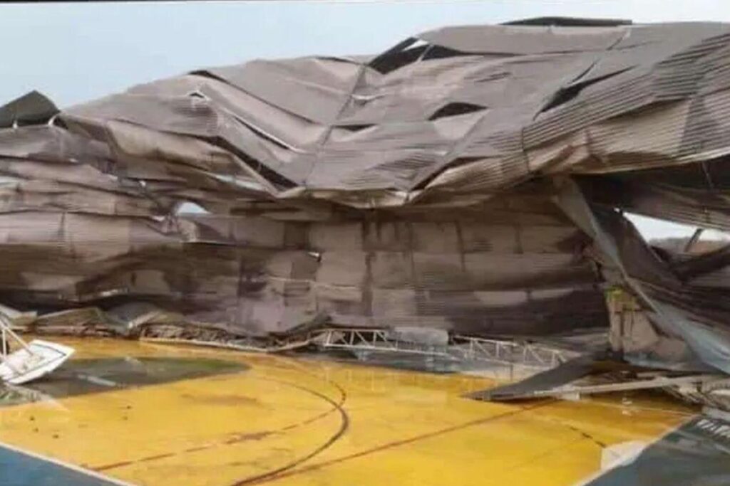 Teto desaba em colégio no MS