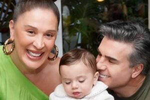 Claudia Raia posta fotos com família