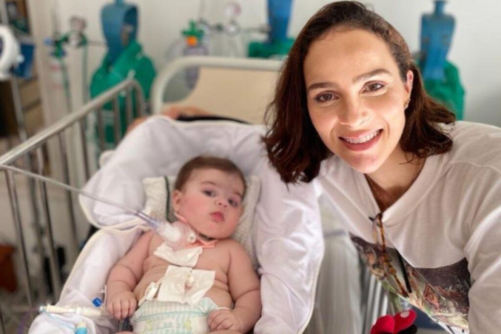 A esposa do ator Juliano Cazarré, Letícia Cazarré, relembrou um dos momentos mais difíceis que a filha caçula, Guilhermina, enfrentou após seu nascimento