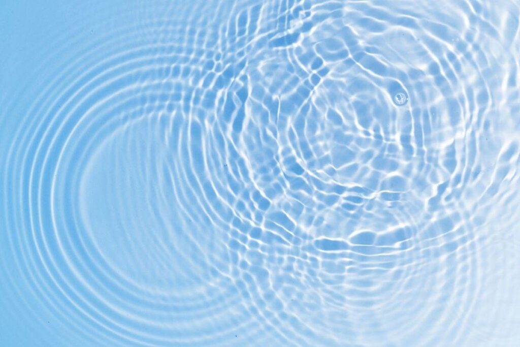 Apenas 32% das crianças bebem água corretamente e isso prejudica a hidratação e desenvolvimento delas