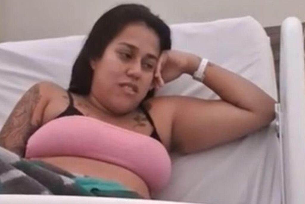Mulher vai ao hospital com dor de estômago e descobre que está prestes a dar à luz