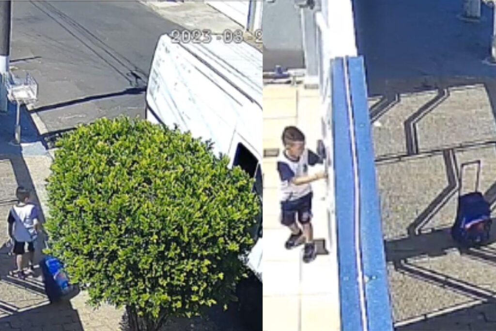 O menino sozinho fica na frente de casa esperando pela van para ir à escola