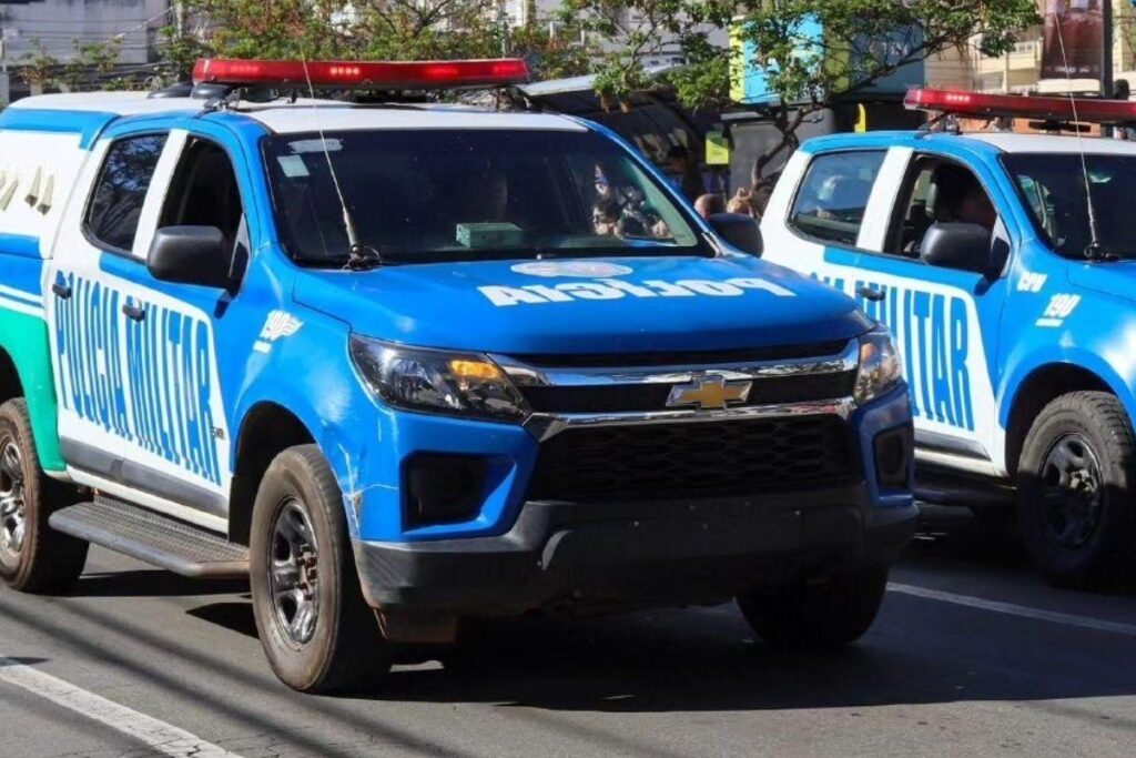 O homem deu um soco na cara da mulher, que caiu no chão