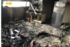 A menina trancou os avós no quarto, colocou fogo no sofá e desceu para a área comum do condomínio para andar de patins