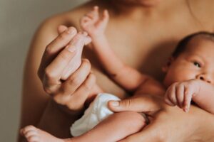 Mãe encontra filho de 4 meses morto por motivo misterioso após acordar para amamentar