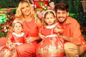 Bolsas de jardinagem com ferramentas, aventais e regador, e bolsa adulta com lenço, tudo personalizado com a temática da festa, fizeram parte das lembrancinhas