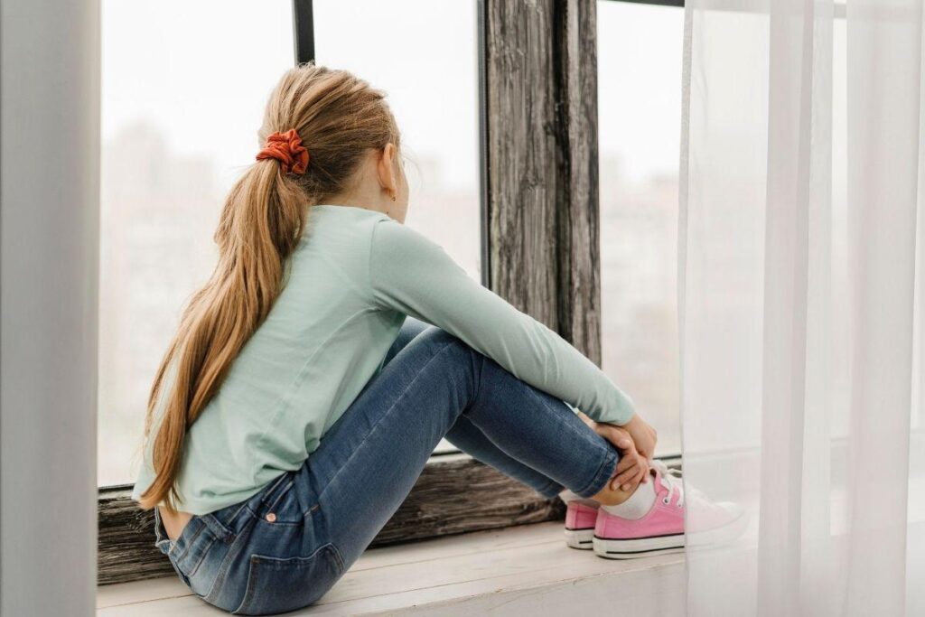 A menina disse que estava trancada dentro de quarto e sem comer há 3 dias