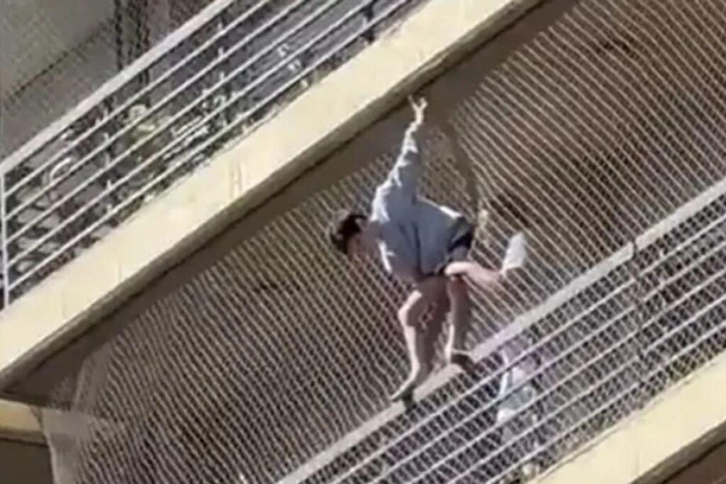 Menino de 11 anos fica pendurado em prédio