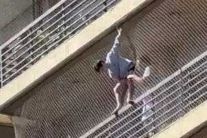 Menino de 11 anos fica pendurado em prédio