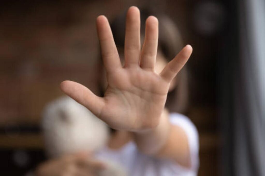 Mãe é presa após negociar a filha de 10 anos com pastor em troca de dinheiro