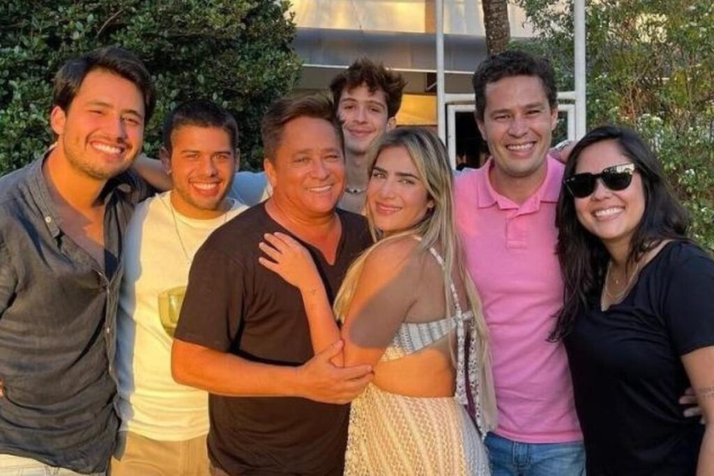 O cantor sertanejo comemorou os seus 60 anos em uma festa luxuosa que reuniu seus 6 filhos