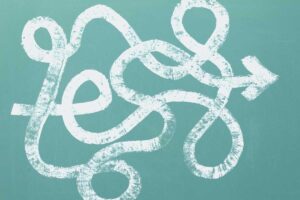 Períodos de guerra não são fáceis para ninguém, especialmente crianças e a brincadeira pode ajudar nesse processo