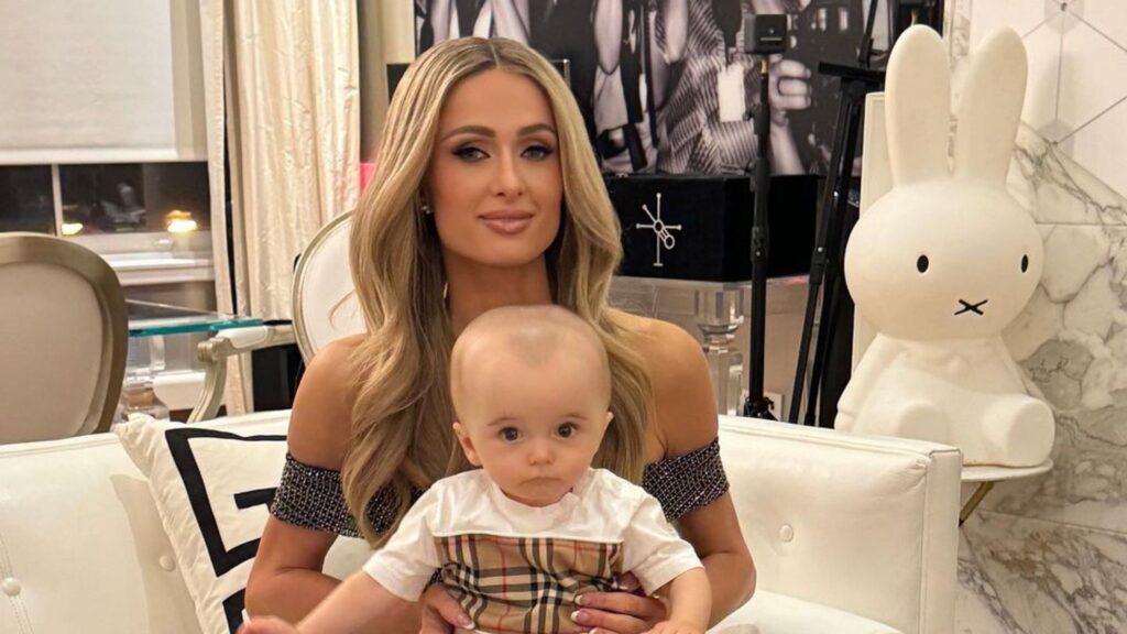 Paris Hilton segurando seu filho Phoenix no colo
