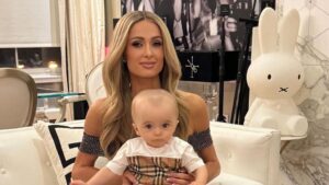Paris Hilton segurando seu filho Phoenix no colo