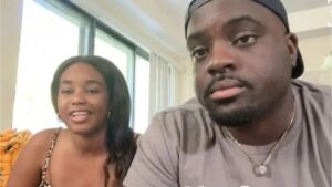 O marido ajuda ela com o excesso de leite