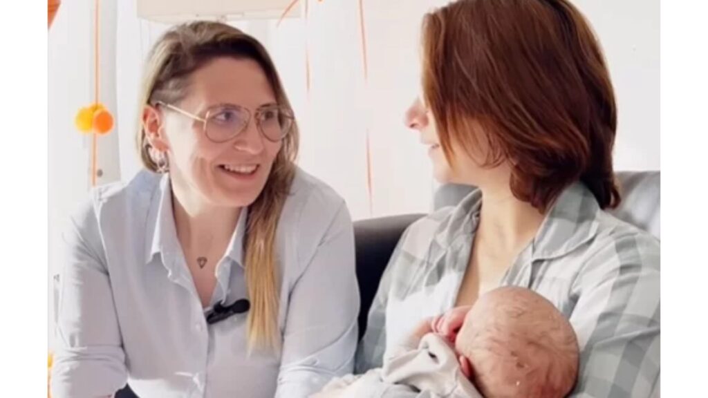 O bebê foi gestado por duas mães