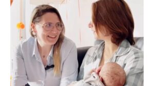 O bebê foi gestado por duas mães