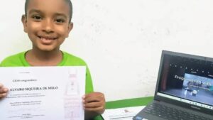 Menino de 7 anos é aceito e termina curso em Harvard sobre programação