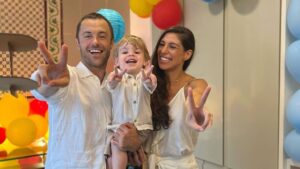 Kayk faz primeira aparição pública após acidente