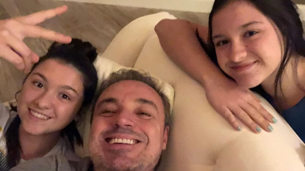 Filhas gêmeas de Gugu Liberato celebram aniversário de 20 anos