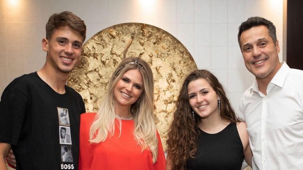 Giulia se manteve ao lado do pai após o divórcio