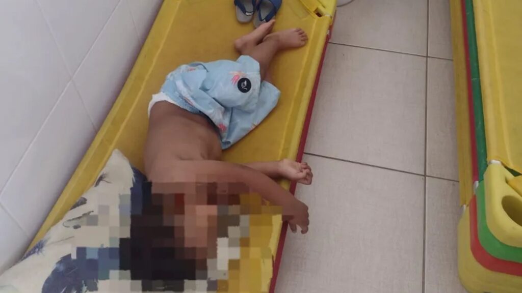 O menino foi deixado dormindo no banheiro