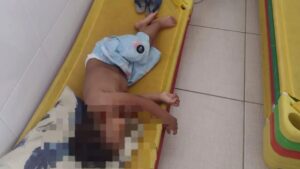 O menino foi deixado dormindo no banheiro