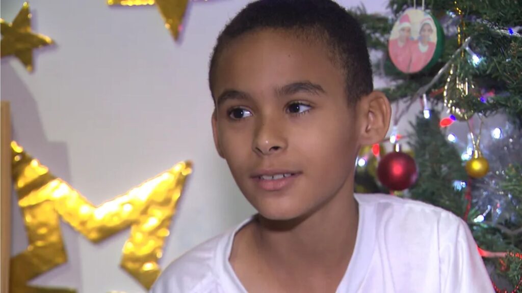 O menino pediu um óculos