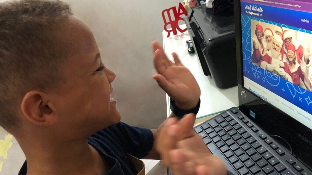 Papai Noel que se comunica em Libras realizou o sonho de Davi