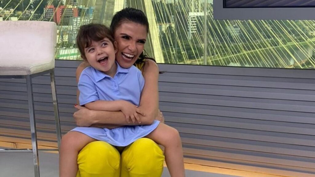 Filha de Sabina Simonato faz visita ao trabalho da mãe