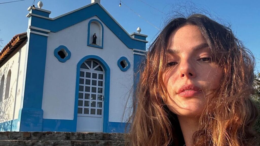 Isis Valverde posta foto ao lado de sogra no Instagram