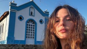 Isis Valverde posta foto ao lado de sogra no Instagram