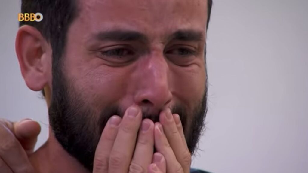 Matteus é o primeiro Anjo do BBB 24 e se emociona com recado dos familiares