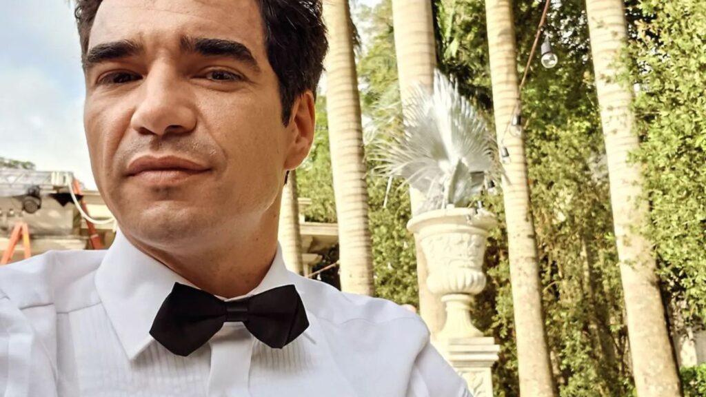 Caio Blat mostra registros com filho mais velho