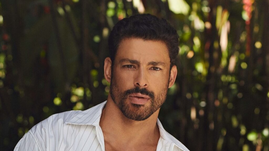 Cauã Reymond marcou presença em evento em Miami, nos Estados Unidos